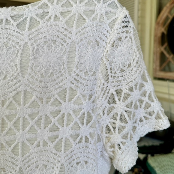 LULU’S, WHITE LACE, MINI DRESS. LACE & MESH SHIFT WITH SHORT SLEEVES. SIZE L - Picture 5 of 8
